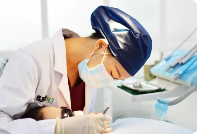 診療に取り組む歯科医師