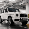 入庫した白い輸入SUV